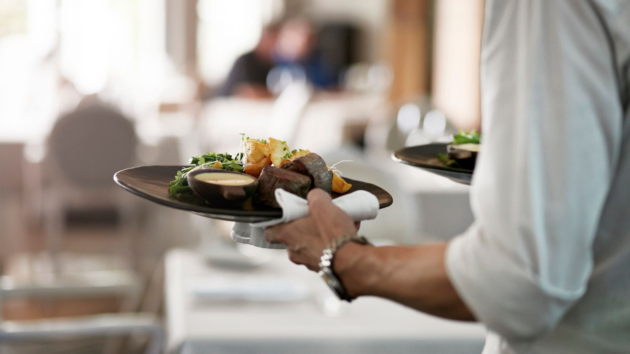 El camarero es clave en el buen servicio de un restaurante