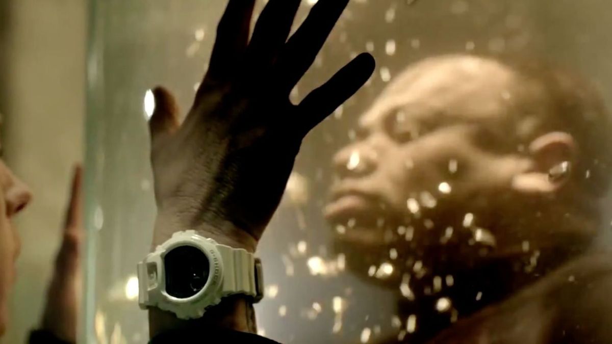 Esa es la mano de Eminem con G-Shock en el video de 'I need a doctor'.