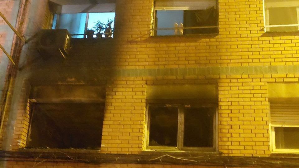 Incendio en una vivienda de en la calle Roger de Llúria de Santa Coloma de Gramenet (Barcelona)