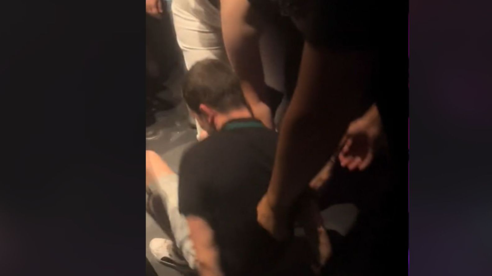 Joven cae en una discoteca
