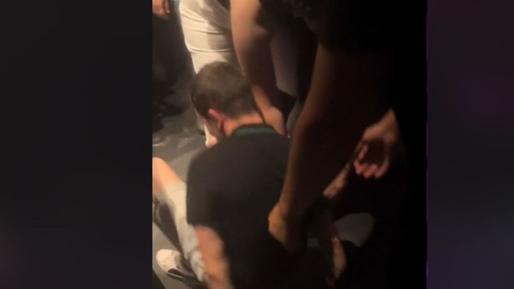 Joven cae en una discoteca