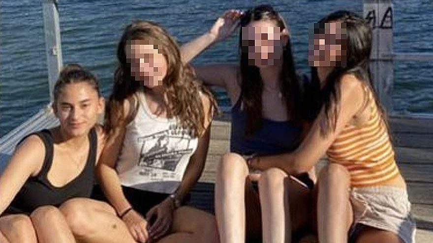 Maya, junto a sus amigas en Israel