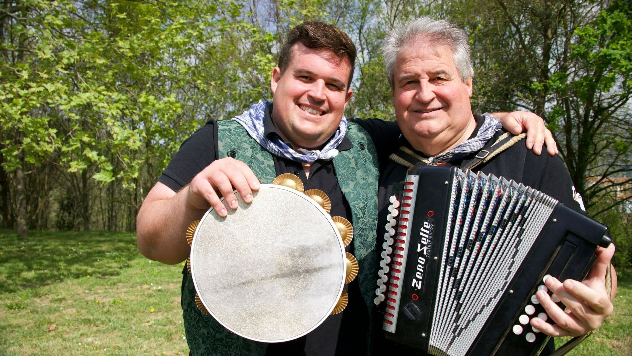 Unai y su aita Koldo con sus instrumentos