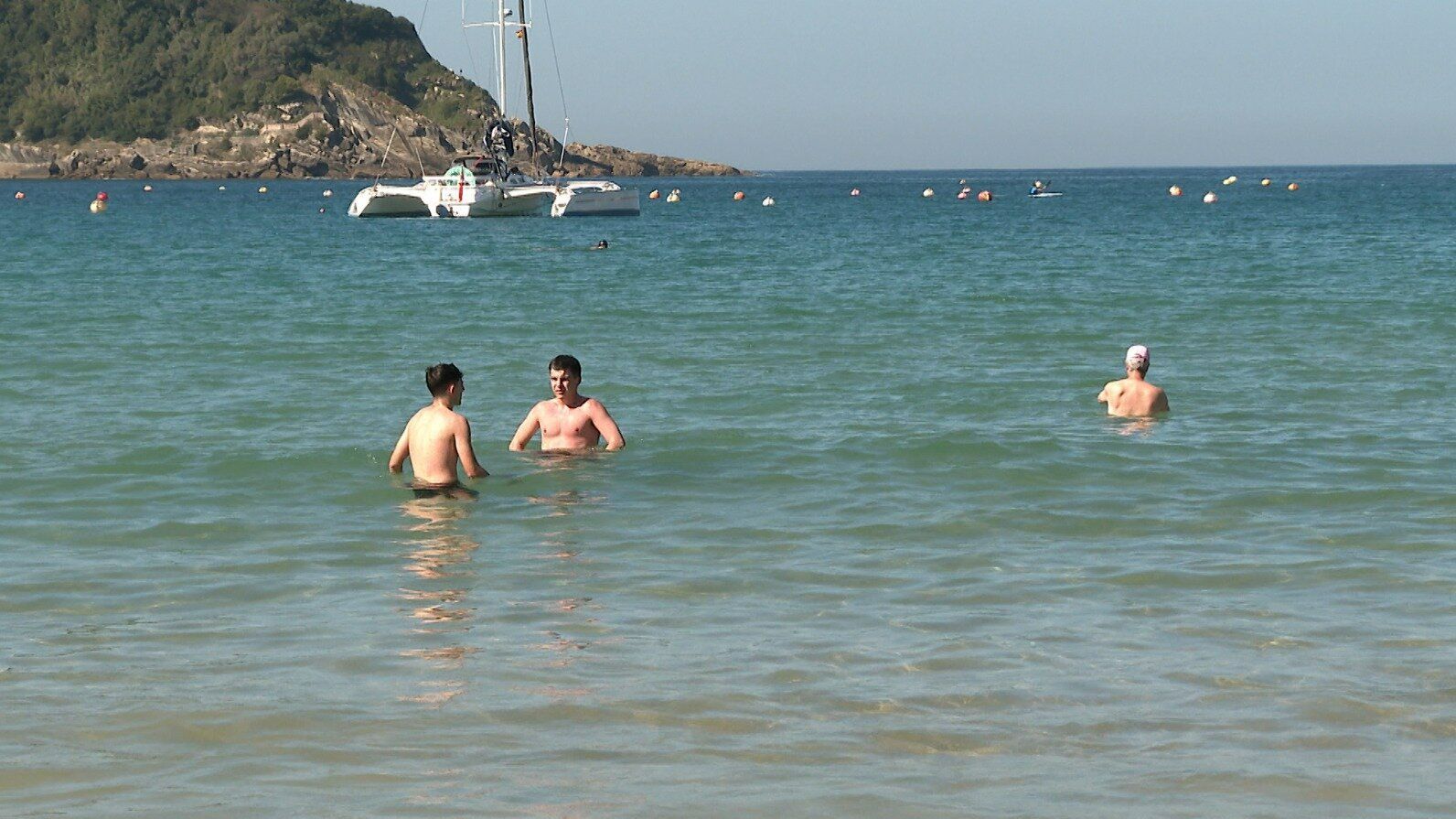Varias personas se bañan hoy por la mañana en Donostia