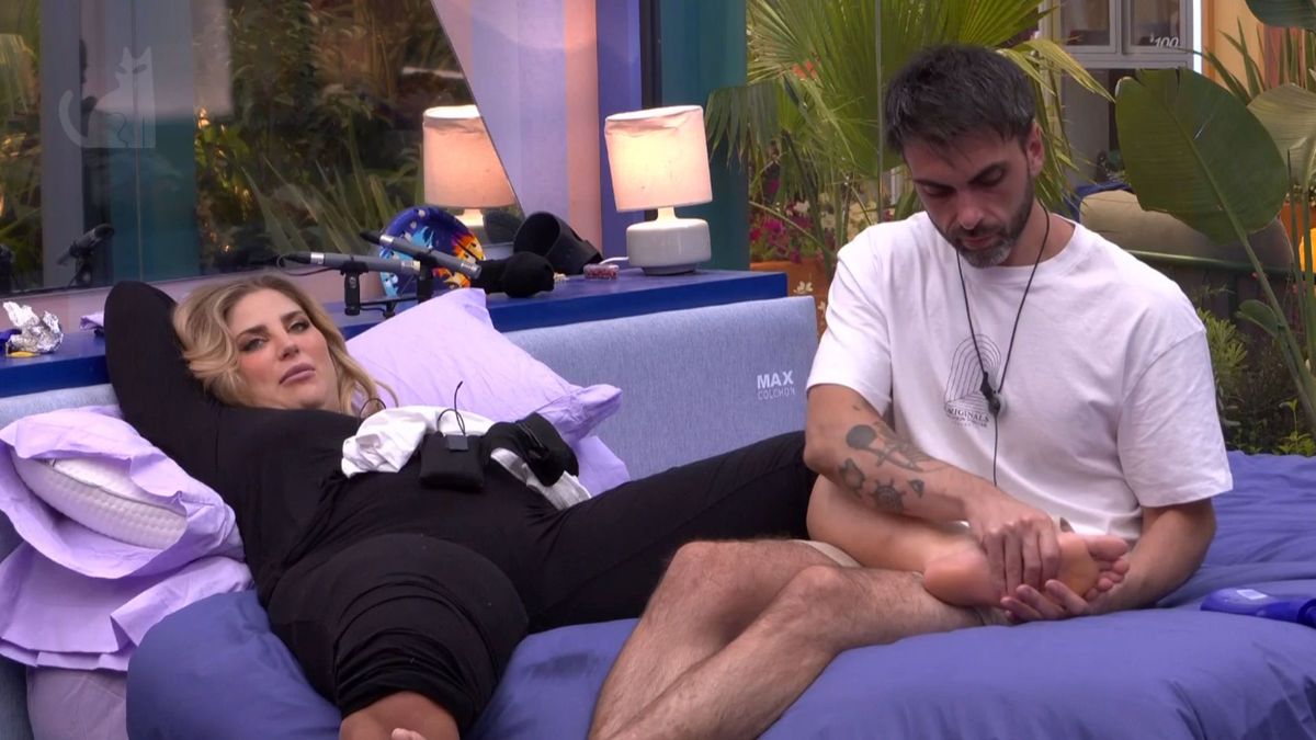 Zeus Montiel masajeando los pies de Susana Bianca una vez más