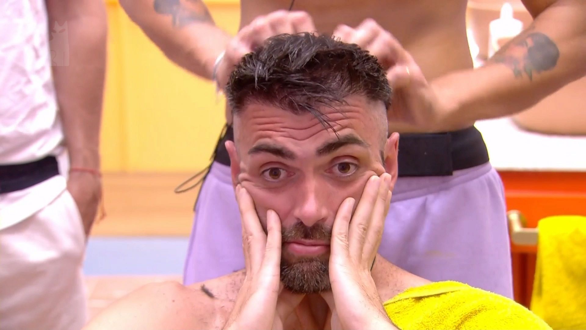 Zeus Montiel siendo una víctima del peluquero Luitingo