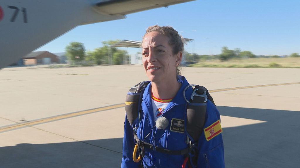 Así es Mari Carmen Gómez, la primera mujer en saltar en paracaídas con la bandera el día de la Fiesta Nacional