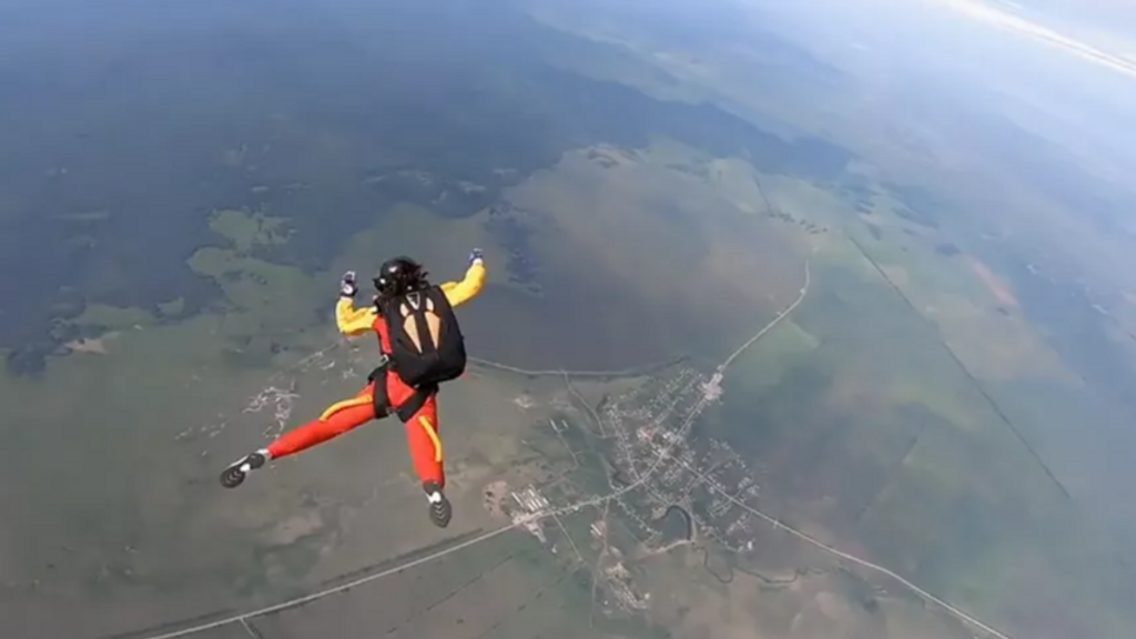 El impactante rescate aéreo de una mujer cuyo paracaídas no se abría y estaba en caída libre a más de 200 km/h