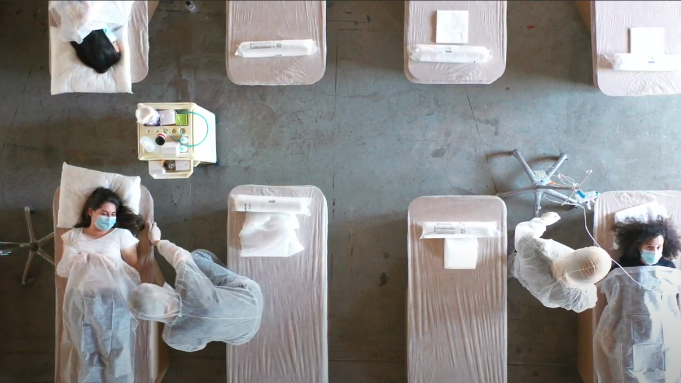 Cama de cartón para emergencias humanitarias