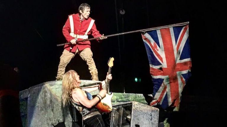 Clásica escenificación de 'The Trooper' en concierto.