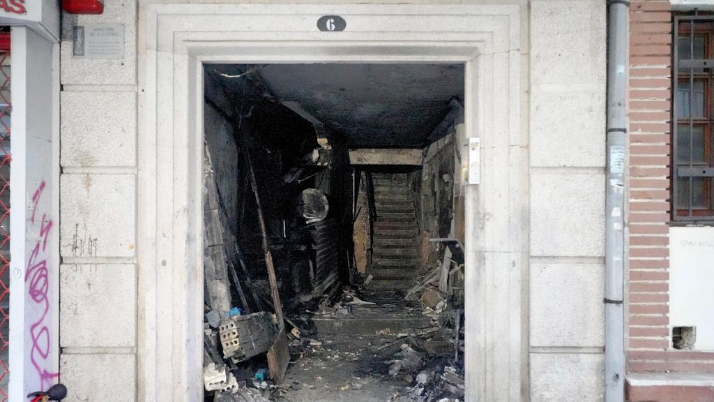 El portal del edificio donde se ha producido el fuego, en la calle Alfonso X el Sabio de Vigo.