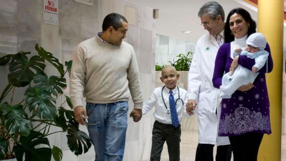 Familia Mariscal Puertas junto al médico del Hospital Virgen del Rocío