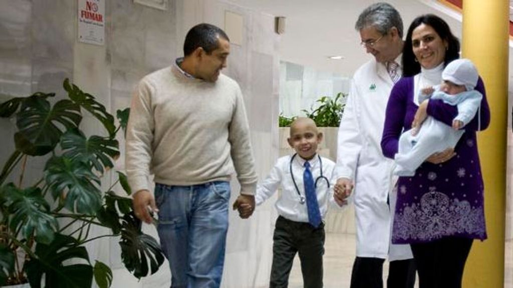 Familia Mariscal Puertas junto al médico del Hospital Virgen del Rocío
