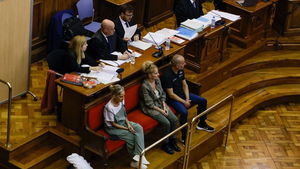 Imagen de las gemelas y el novio de una de ellas acusados de matar al novio de la otra el 2021 en Sabadell (Barcelona)