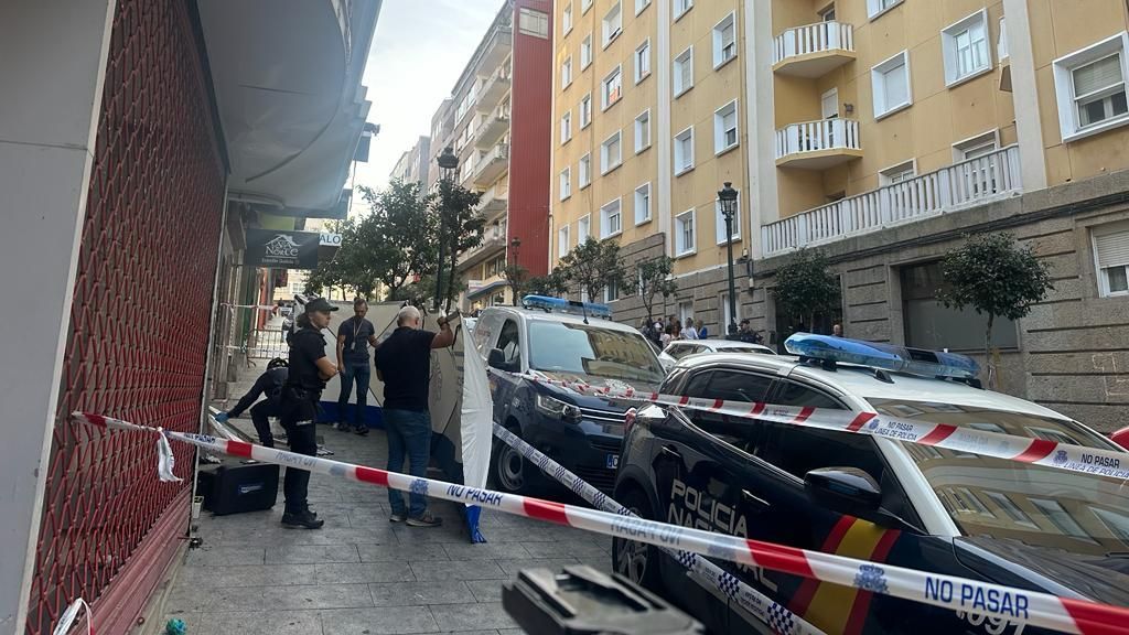 La Policía Nacional precinta la zona para evitar el acceso al edificio incendiado.