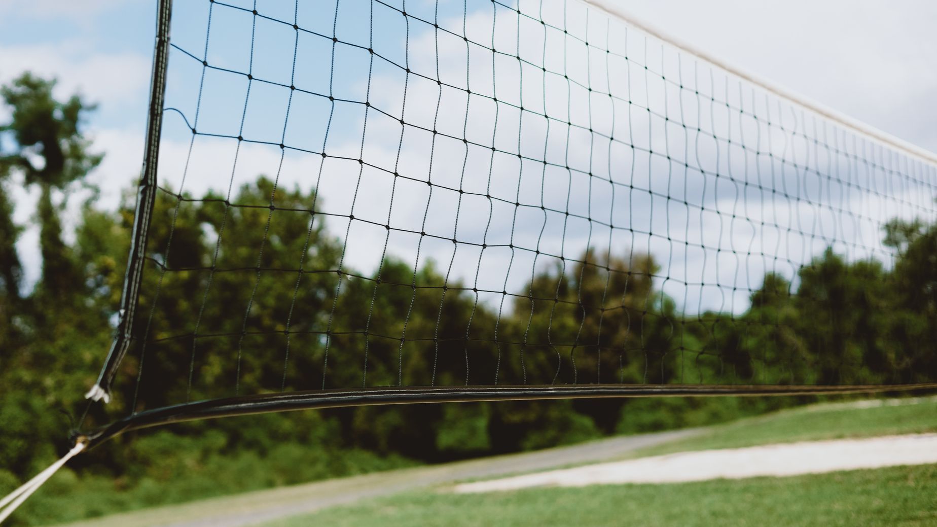 Muere al golpearse la cabeza contra el suelo tras ser manteado para celebrar una pachanga de voleibol en Carabanchel