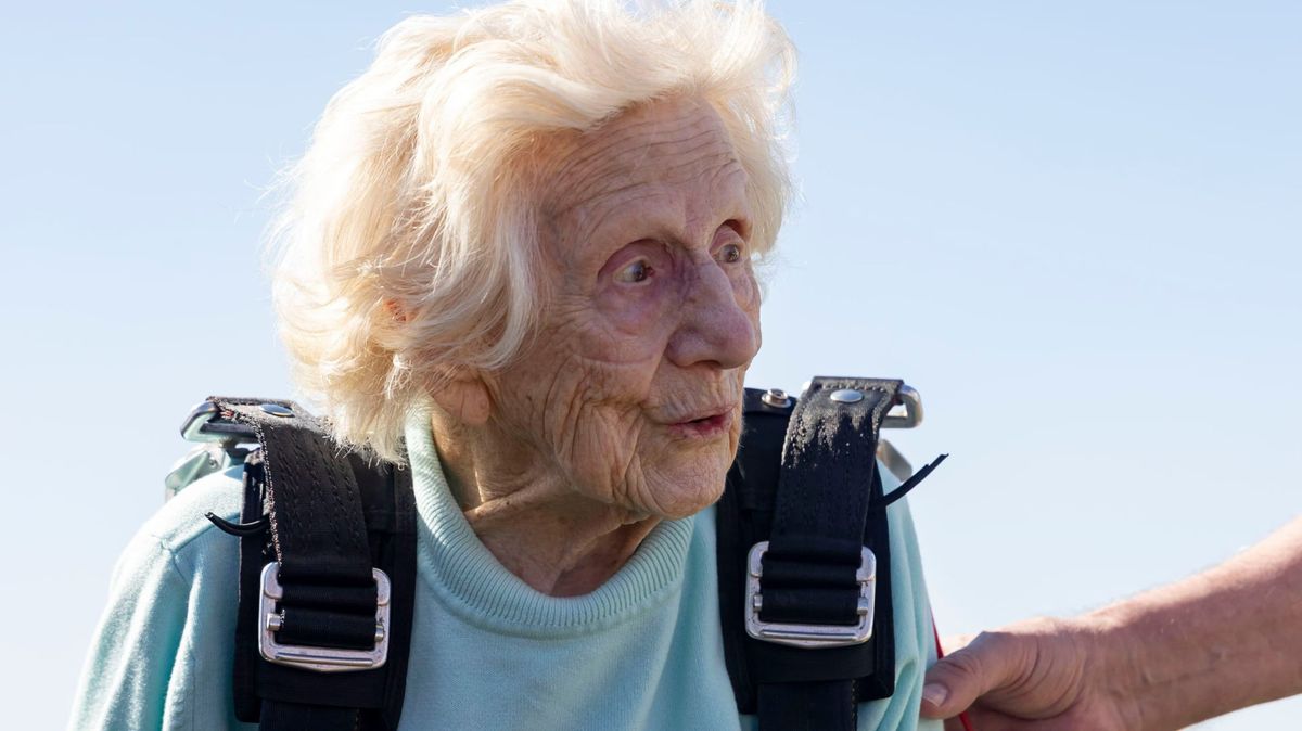 Muere Dorothy Hoffner, la mujer de 104 años que hizo historia al saltar en paracaídas hace una semana
