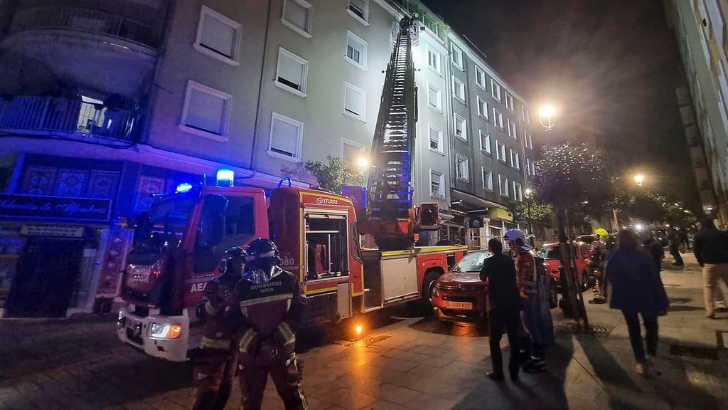 Tres niños y su madre fallecen en el centro de Vigo en el incendio de un edificio que los vecinos consideran intencionado
