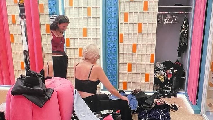 Albert ayuda a Laura a preparar la maleta