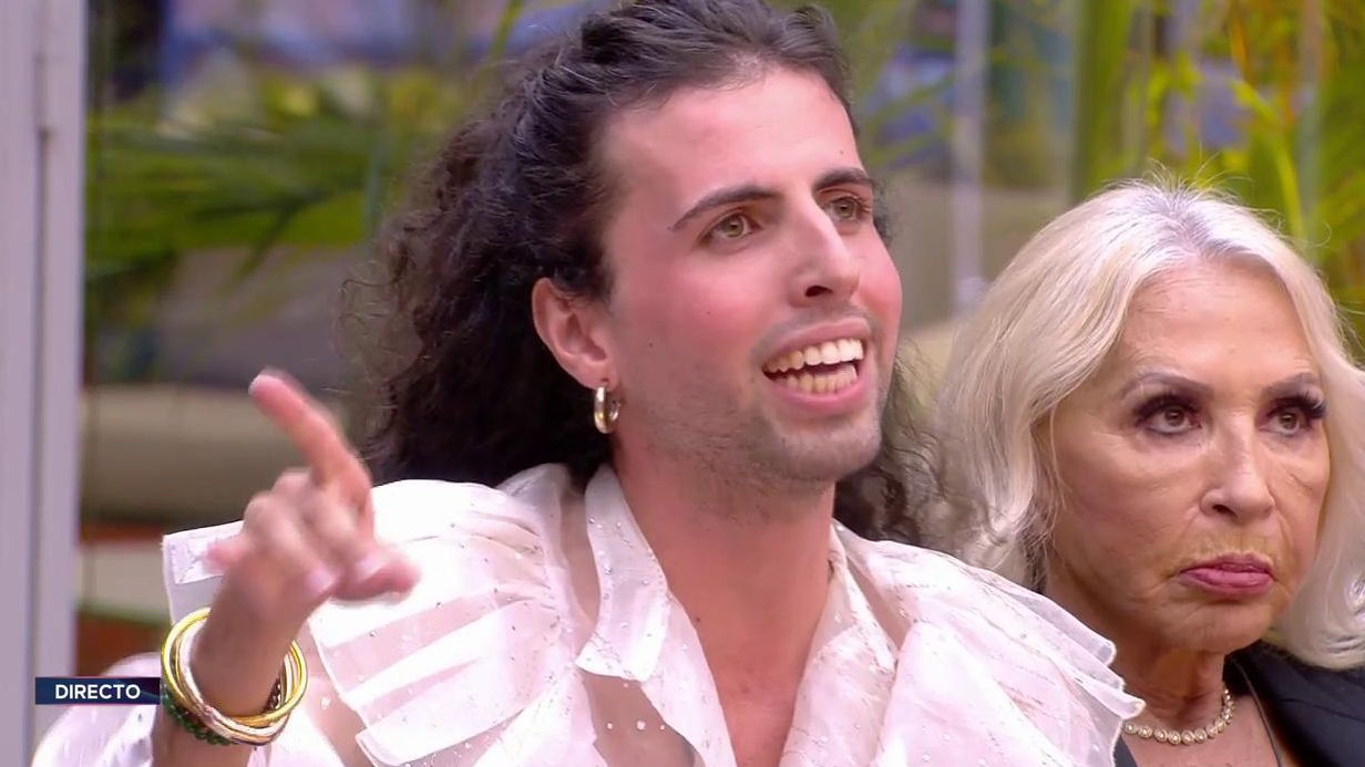 Albert intenta justificarse con Susana y Zeus