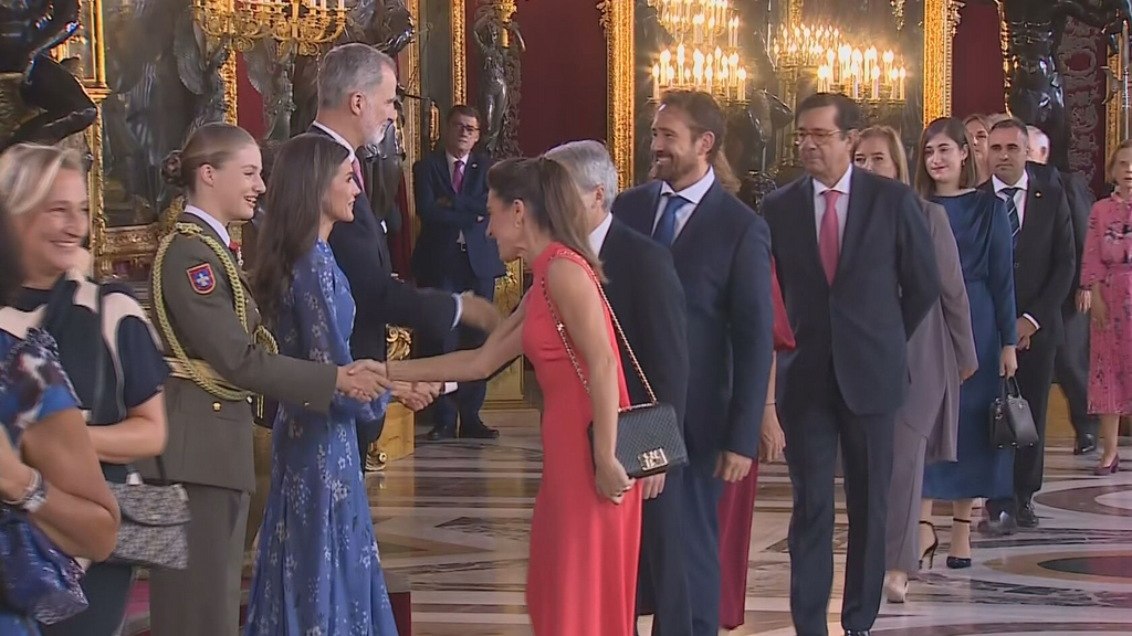 Ángeles Blanco saludando a los reyes de España y a la princesa de Asturias