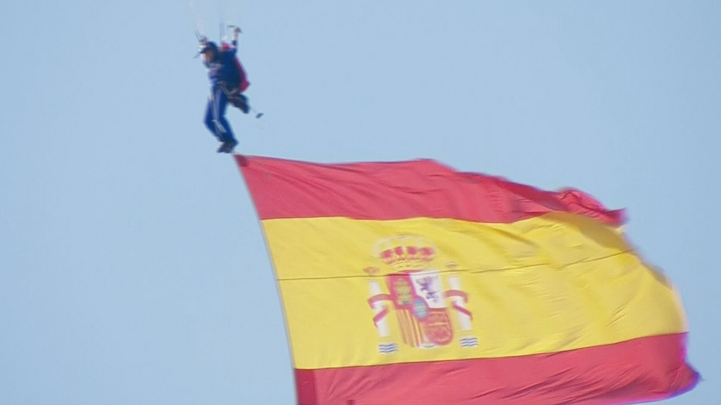 Así ha sido el salto y el aterrizaje de la paracaidista Carmen Gómez Hurtado