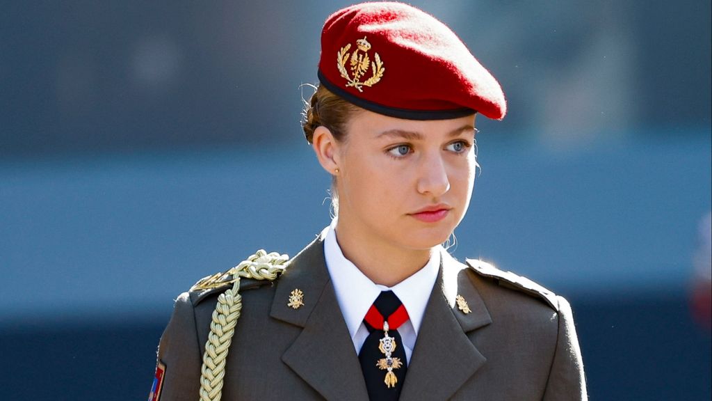 La princesa Leonor viste el uniforme militar de gala en el desfile de la Fiesta Nacional