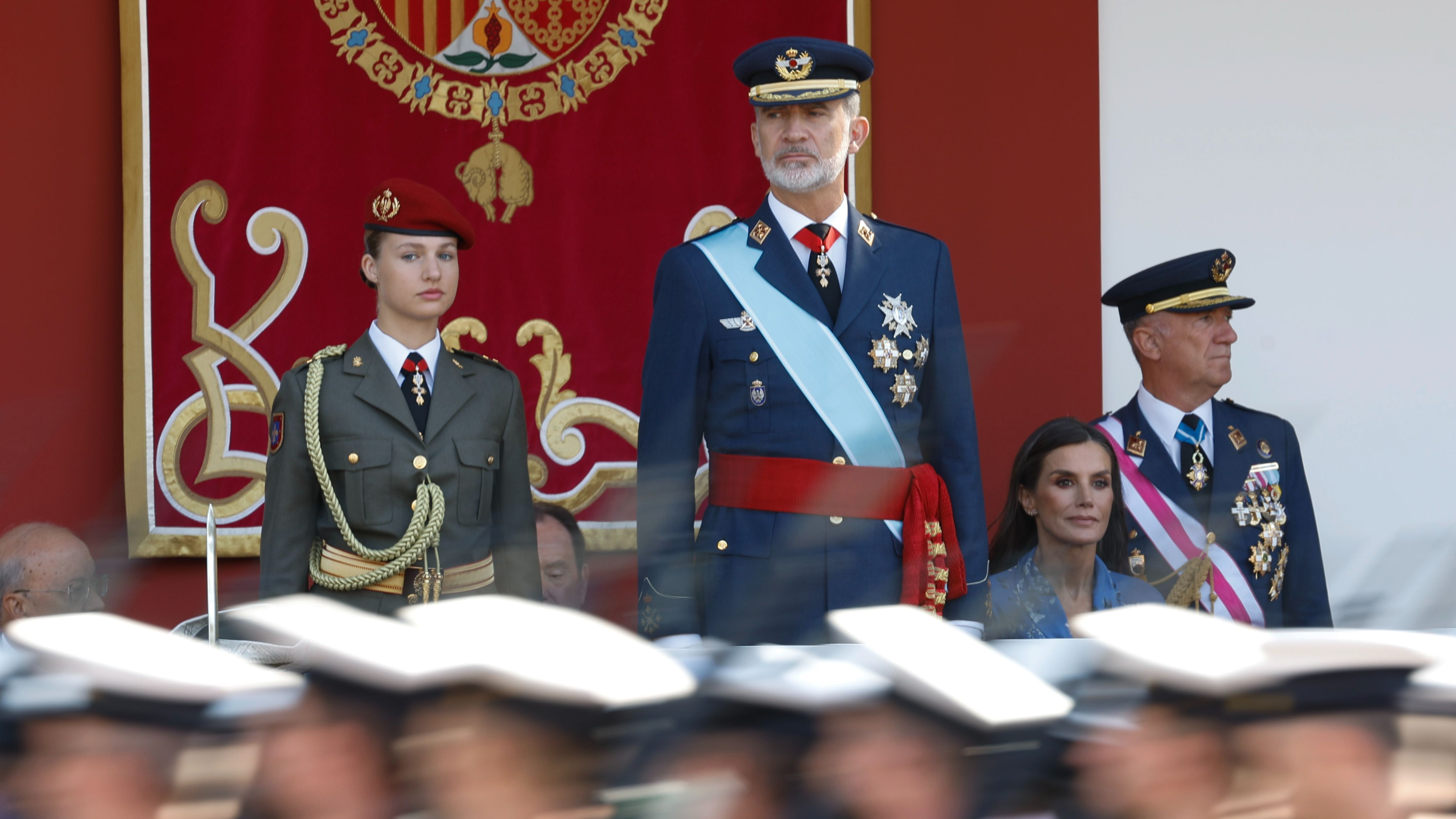 Los Reyes y la Princesa presiden un desfile del 12-O entre gritos y abucheos a Sánchez