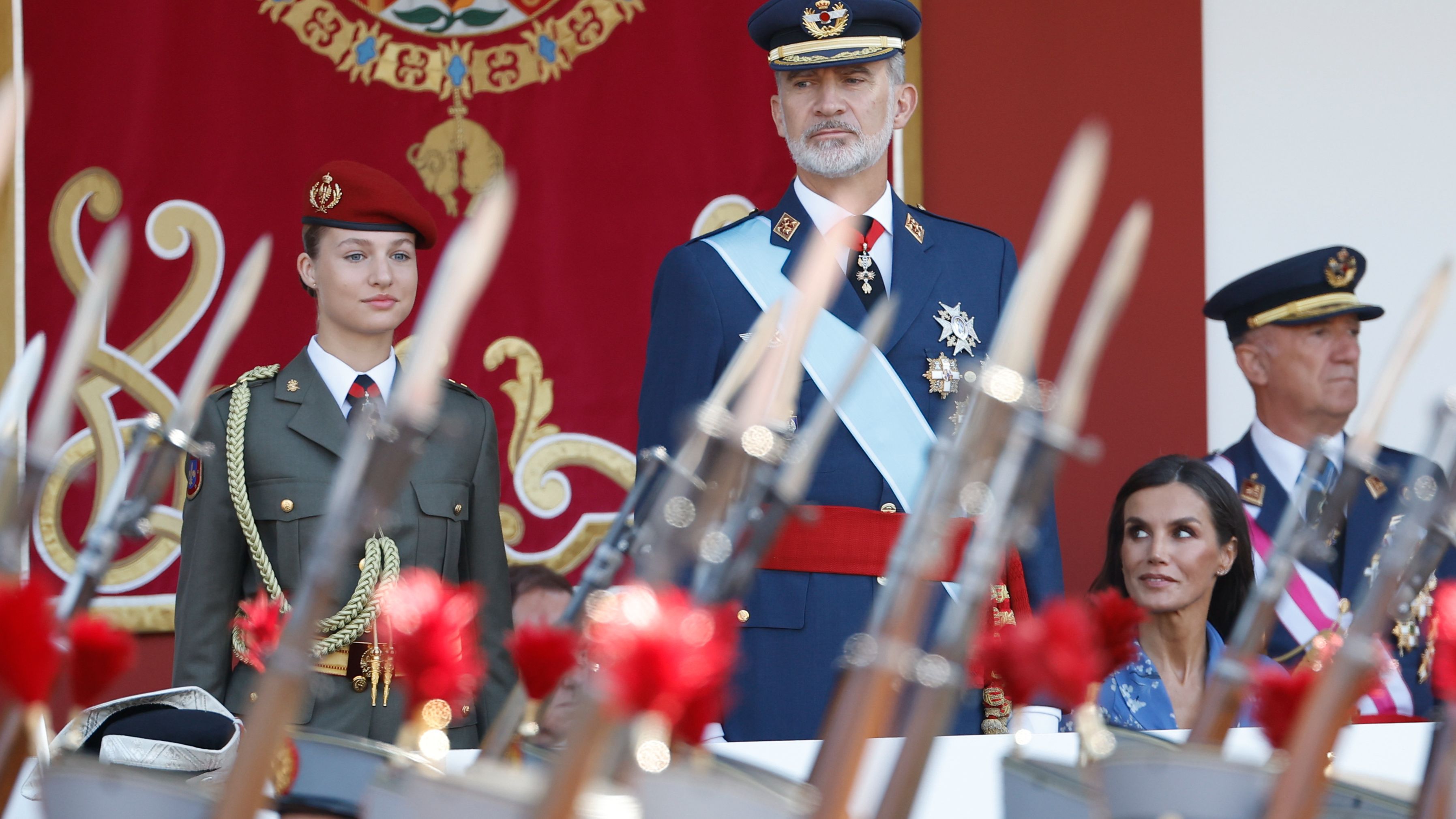 Los compañeros de Leonor desfilando