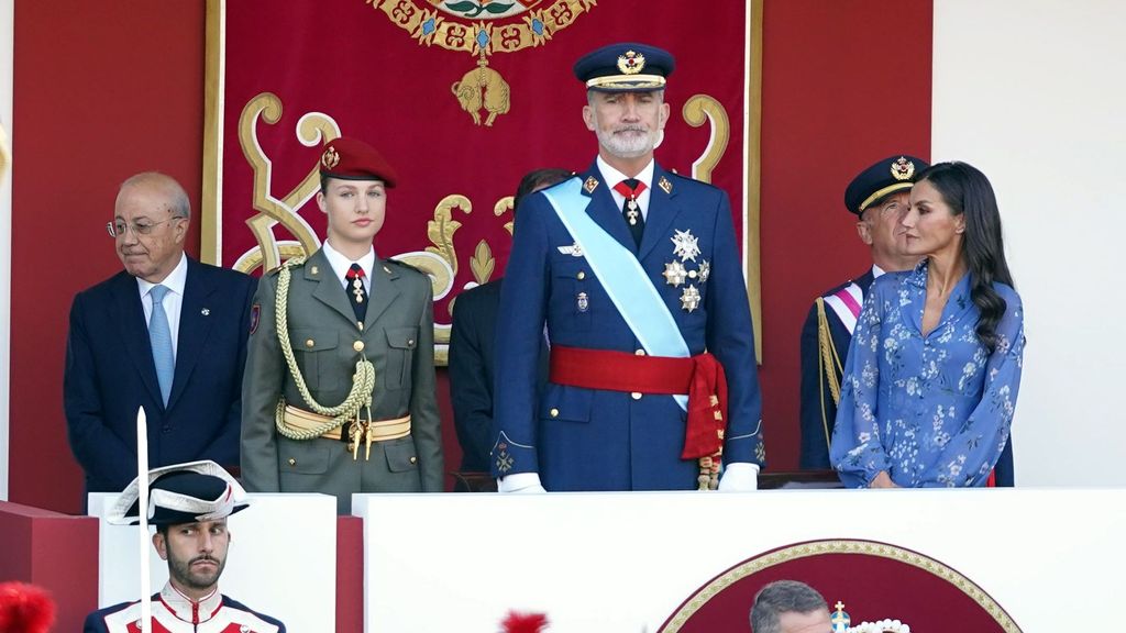 Reina Letizia su look para el desfile del Día de la Hispanidad, al