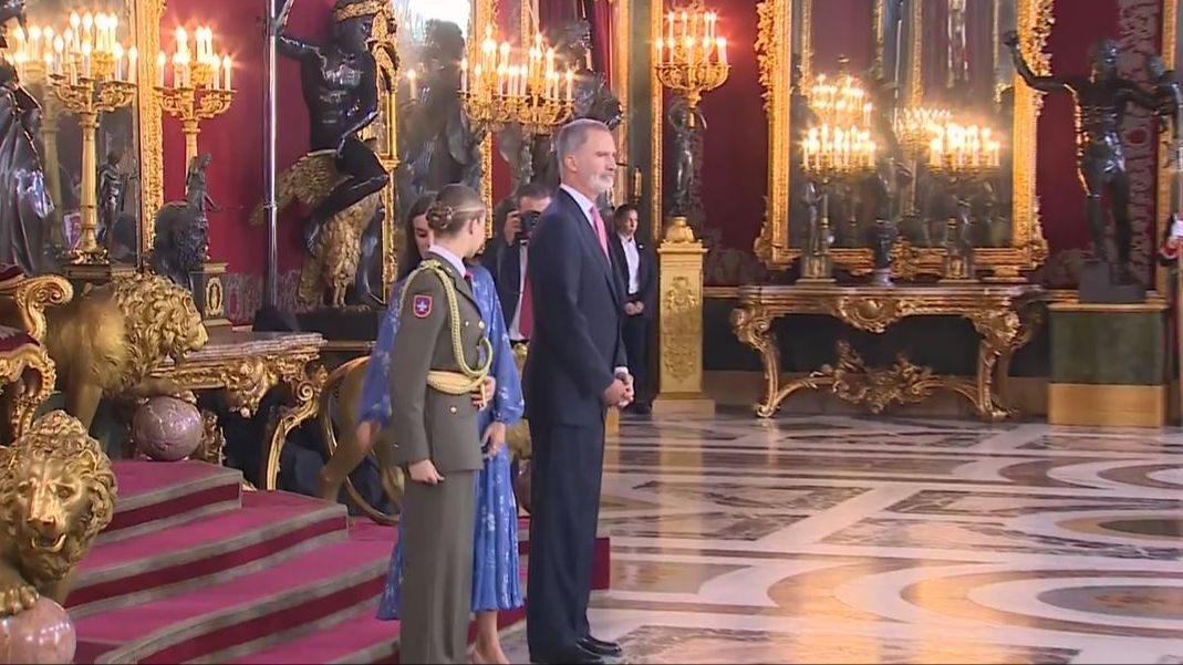 La reina coloca bien la chaqueta de Leonor para la recepción en el Palacio Real