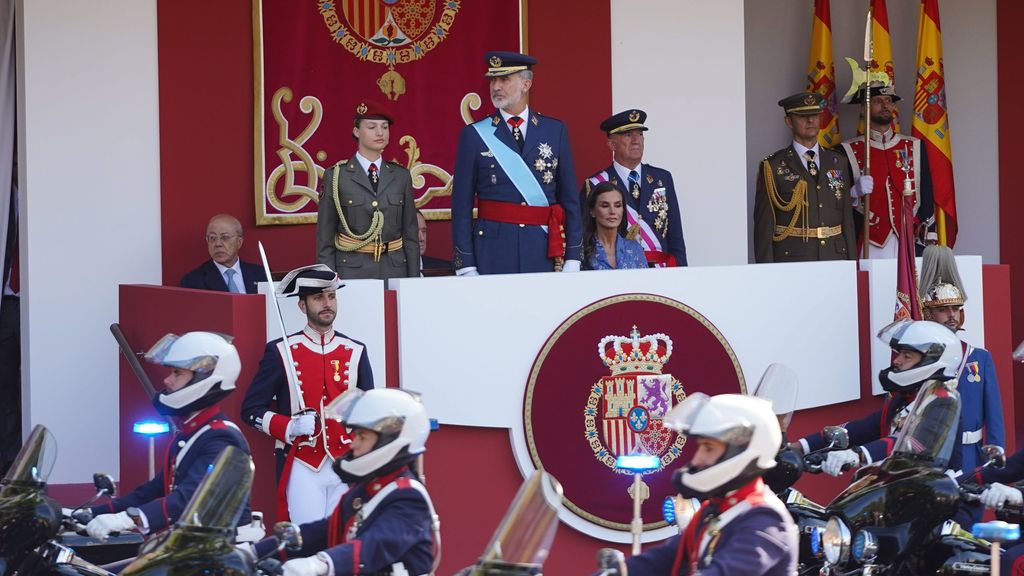 Letizia, sentada durante el desfile militar