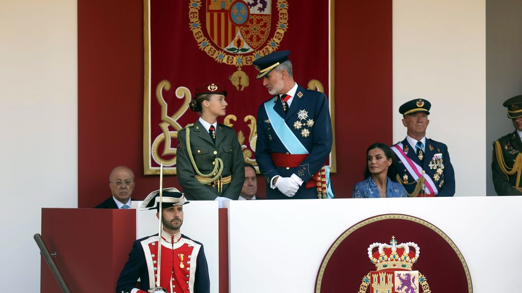 Letizia, sentada durante el desfile