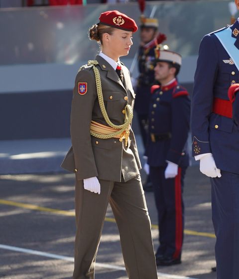 El Hombre En Ropa Militar Con Boina Está De Pie Sobre Fondo Negro