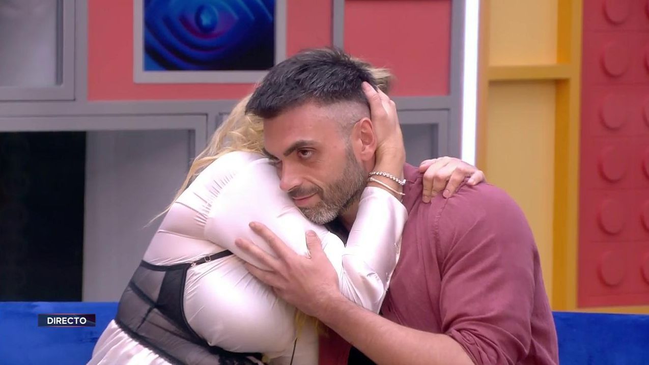 Zeus y Susana se abrazan