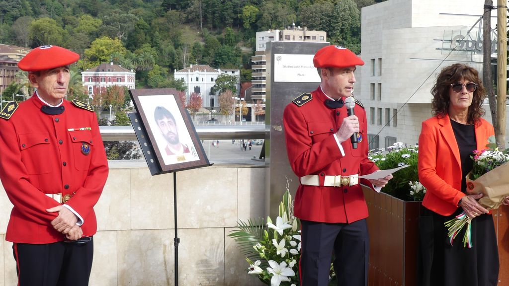 Acto en recuerdo del ertzaina Txema Aguirre esta mañana en Bilbao