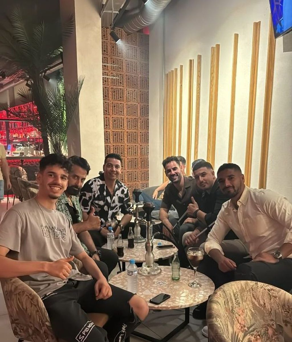 Asraf Beno también se ha pasado su última noche antes de la boda con amigos