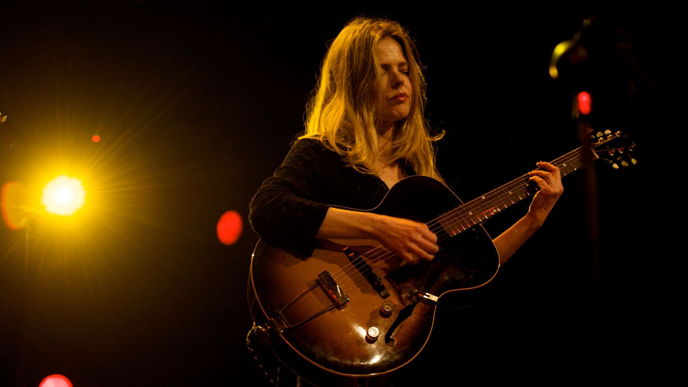 Desde el pop adoelscente al rock más indie, Rosenvinge se ha movido por la música como una exporadora.