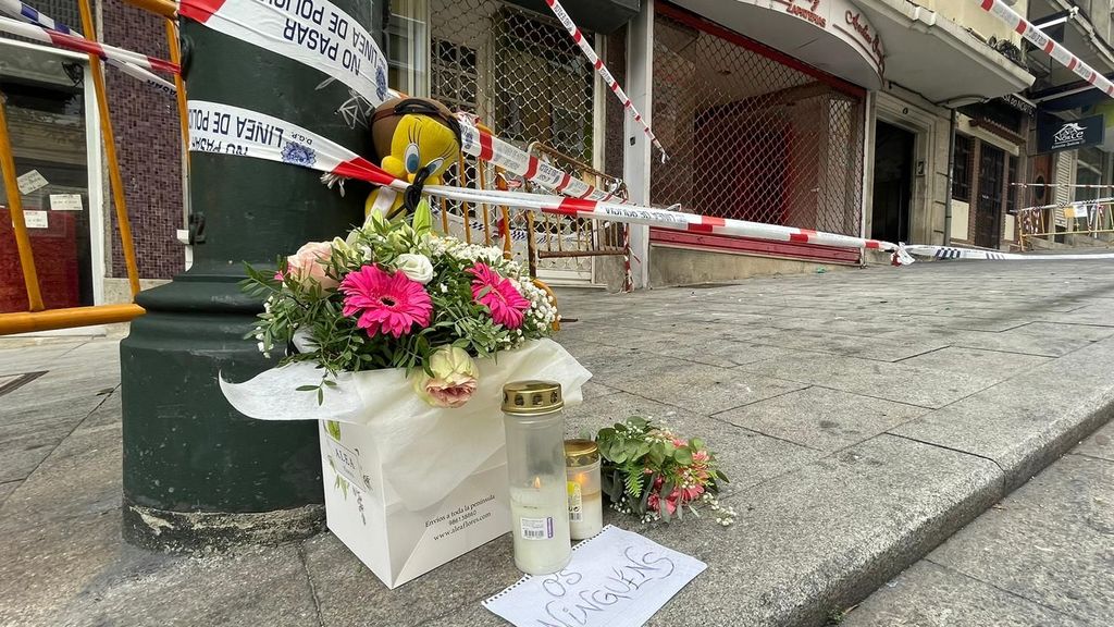 Flores, velas y peluches recuerdan la tragedia del edificio calcinado en Vigo.