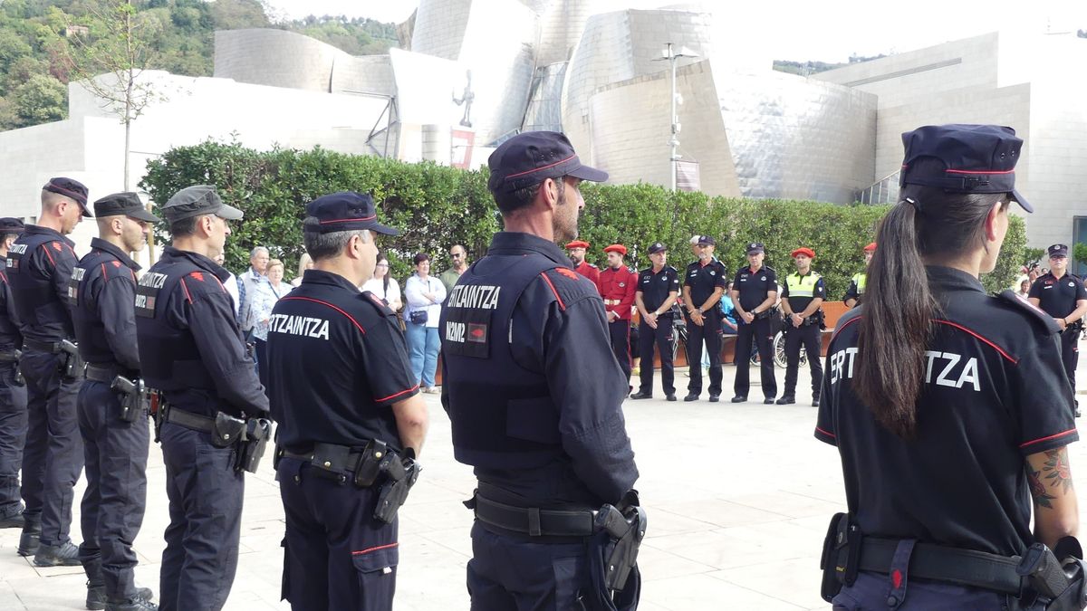 Homenaje de la Ertzaintza a Txema Aguirre frente al Guggenheim