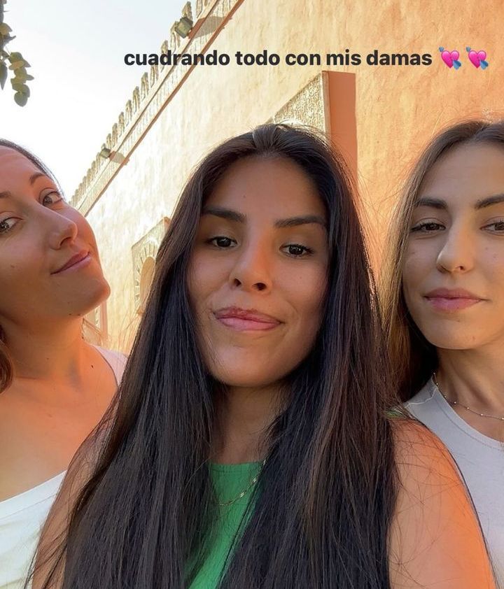 Isa Pantoja, con dos de sus cuatro damas de honor