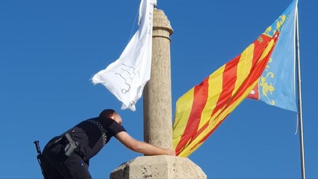 Retiran una bandera con versículos del Corán de las Torres de Serrano de Valencia