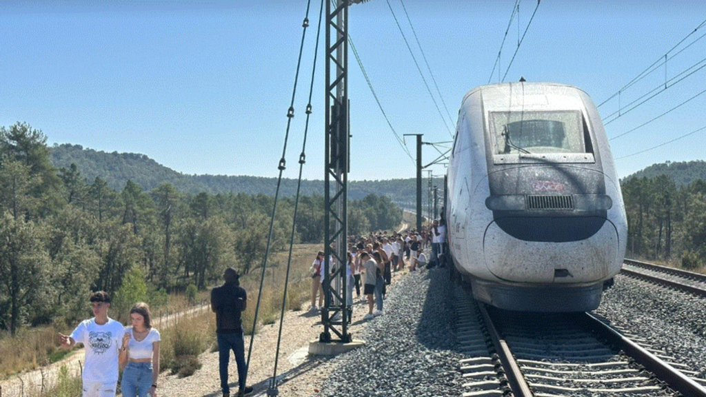 “Llevamos desde las 8 de la mañana parados sin aire, ni comida y con gente mareándose”