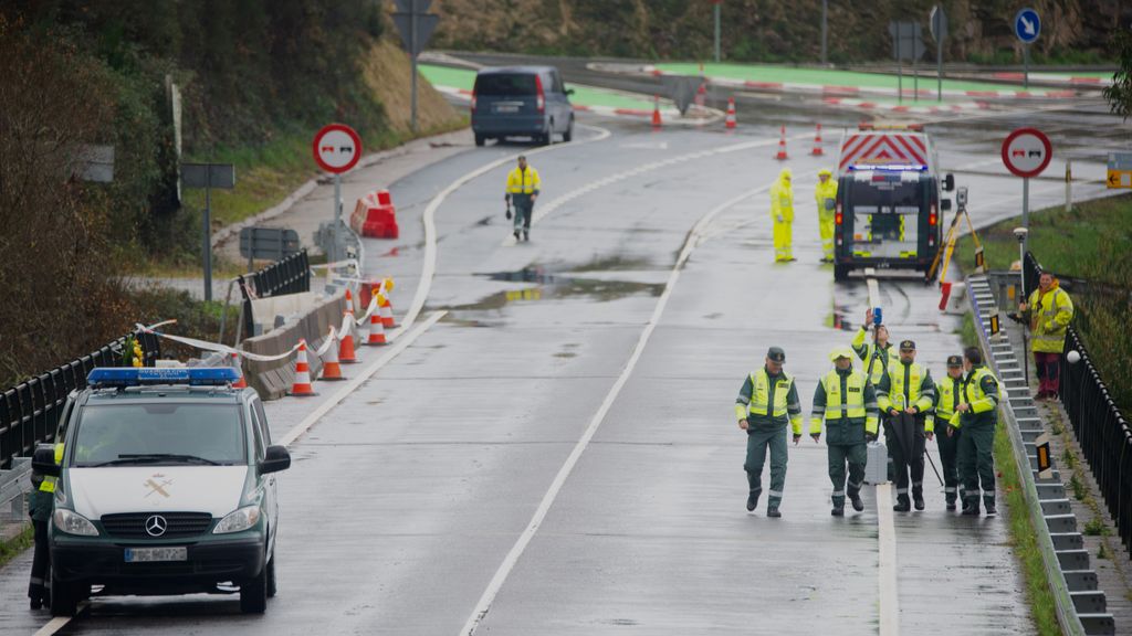 Un equipo especializado de la Guardia Civil participa en la reconstrucción del accidente del autobús siniestrado en el río Lérez.