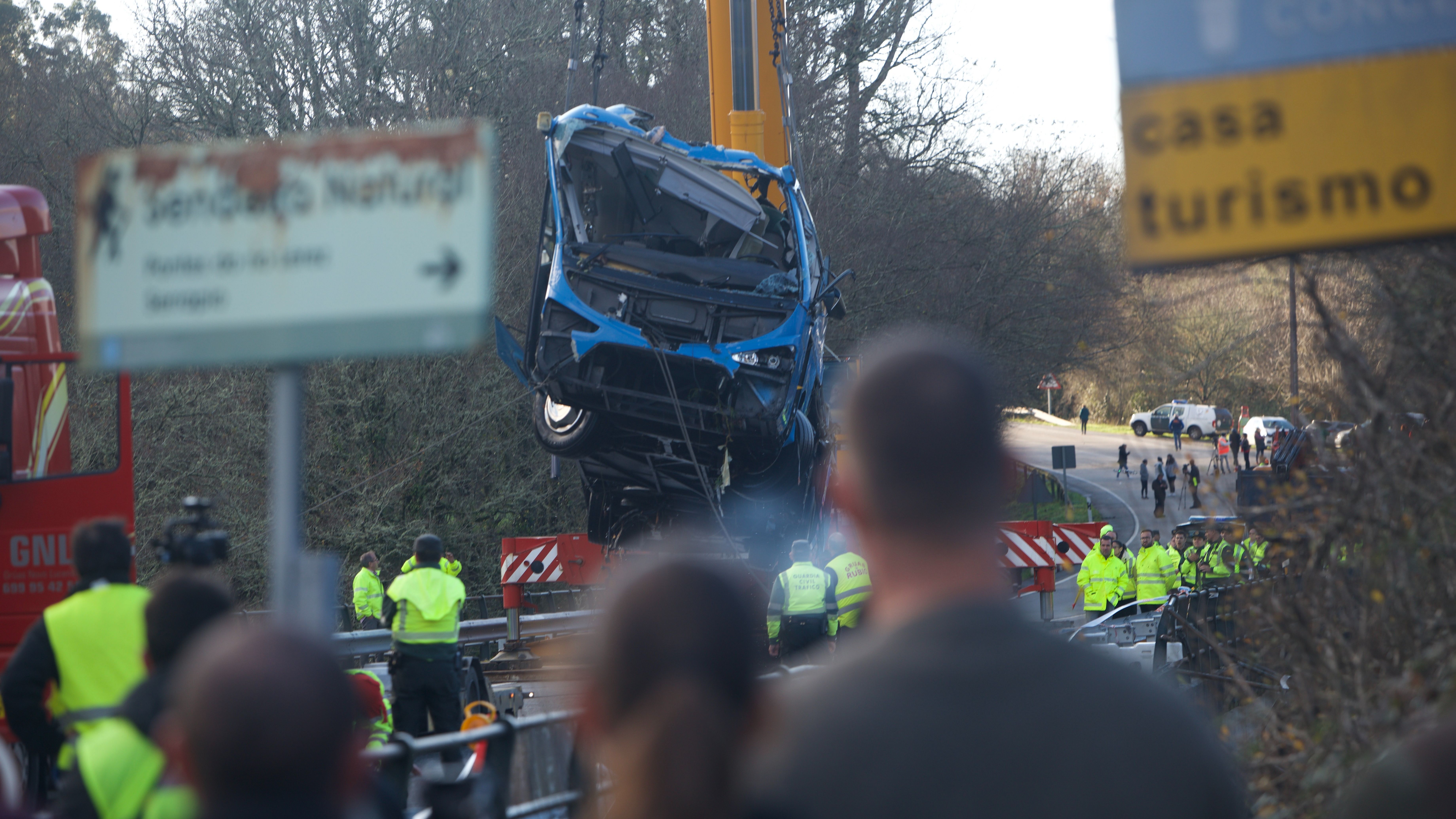 Una grúa coloca el autobús accidentado sobre el puente para sacarlo del cauce del río Lérez