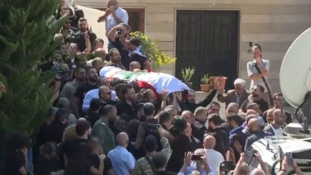 Cientos de personas asisten al funeral por el periodista Issam Abdallah, asesinado en Líbano