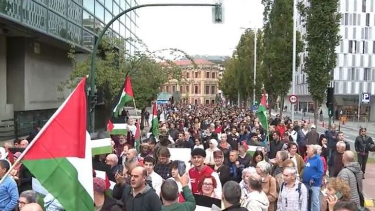 Cientos de personas se manifiestan en Pamplona en apoyo del pueblo ...