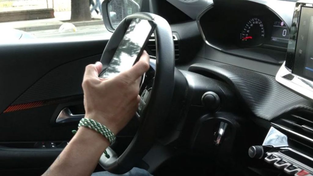 Ni los puntos ni las multas pueden con la adicción de los conductores al móvil