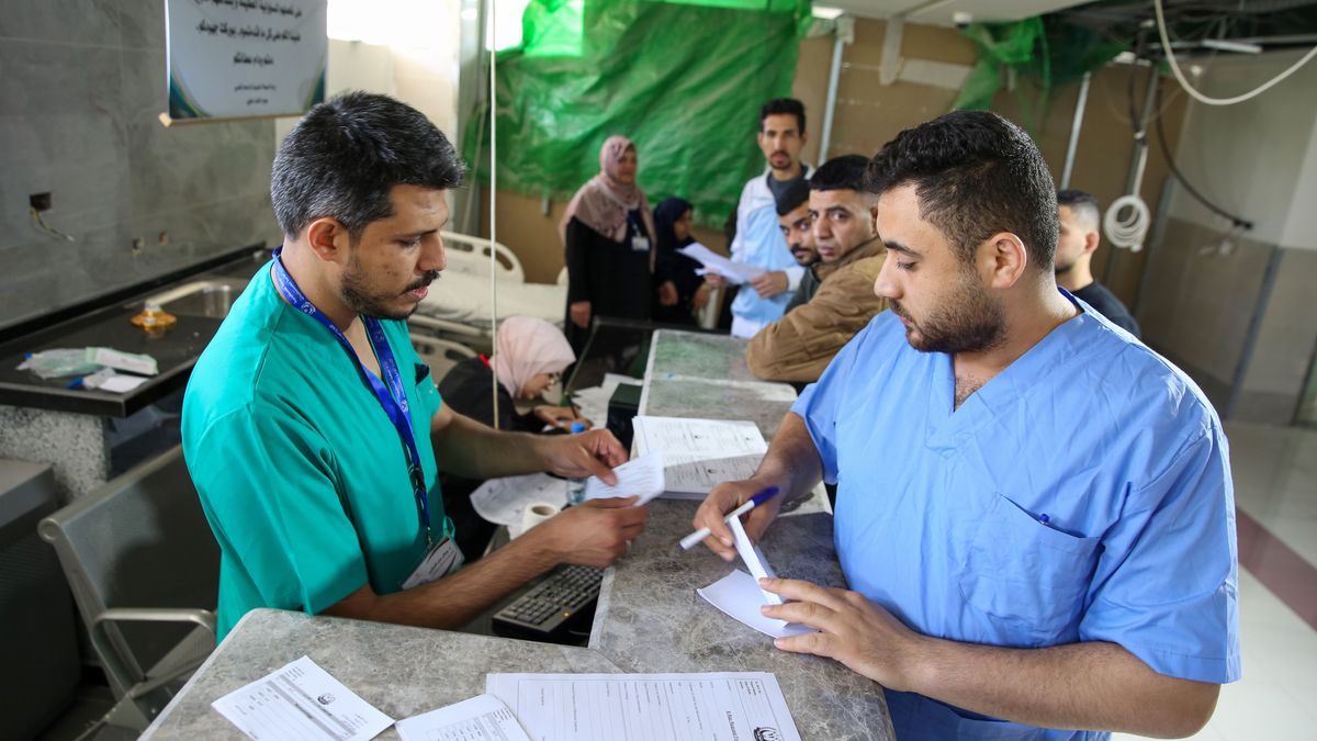 Imagen de archivo de doctores en el Shifa Medical Hospital, el centro médico más grande cercano a la Franja de Gaza