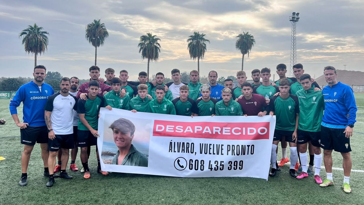 Compañeros de Álvaro, del filial del Córdoba CF, posan con una pancarta pidiendo que vuelva pronto